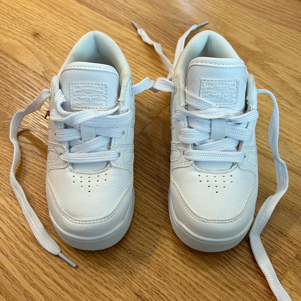 Levi’s kids white sneakers - 9c / 9k (little kids)